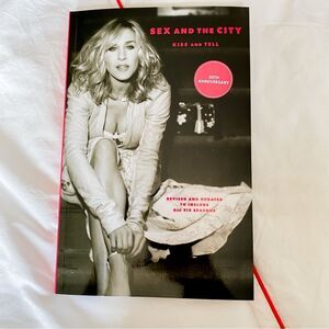 NIB Sex and the City Coffee book : Kiss and Tell Paperback Book